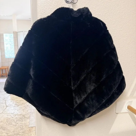 NWT Adrienne Landau Jet Black Faux Fur Evening Cape S/M NEW - Picture 6 of 7